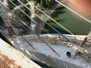 Oblouk nového mostu přes Orlík dočasně drží ocelová lana. Autor: Zdopravy.cz/Jan Šindelář