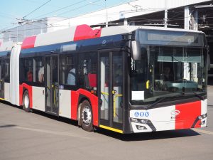 Plzeňská Škoda Group ukázala první tříčlánkový trolejbus Škoda Solaris 24m pro Prahu. Foto: Zdopravy.cz, Jan Nevyhoštěný