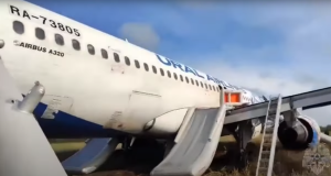Nouzové přistání Airbusu A320 ruských aerolinek Uralskije avialinii. Foto: Youtube.com - RIA Novyj Deň