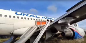 Nouzové přistání Airbusu A320 ruských aerolinek Uralskije avialinii. Foto: Youtube.com - RIA Novyj Deň