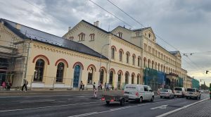 Výpravní budova nádraží Teplice po opravě fasády. Pramen: Správa železnic