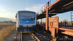 Srážka osobního a nákladního vlaku ve výhybně Bezděčín. Foto: Drážní inspekce