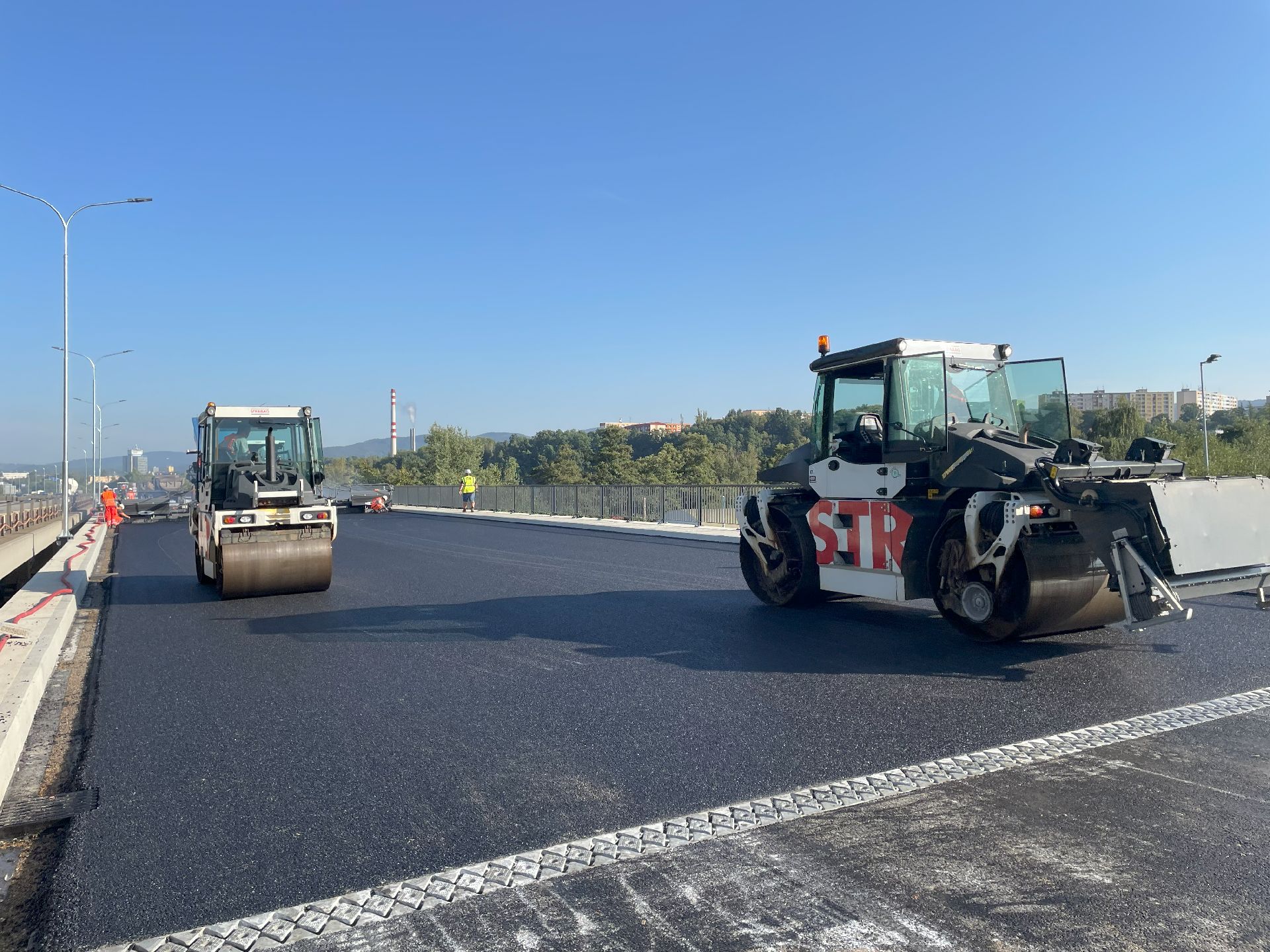 Pokládka asfaltových vrstev na nový most na silnici I/35 v Liberci. Foto: Jan Sůra / Zdopravy.cz