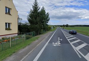 Silnice I/16 v obci Obrubce. Foto: Google Street View