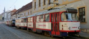 Odstavené tramvaje DPMO mimo vozovnu na ul. Koželužská, Olomouc. Zdroj: DPMO