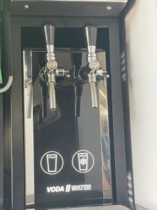 Automat na vodu nabídne teplou a studenou vodu. Je možné ho použít i pro čepované pivo. Foto: Jan Sůra/ Zdopravy.cz