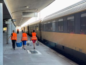 Úklid vlaku RegioJetu na Smíchově. Foto: Jan Sůra / Zdopravy.cz
