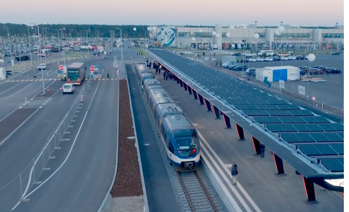 Tesla v závodě u Berlína spustila vlastní osobní železniční dopravu. Zdroj: Tesla Europe