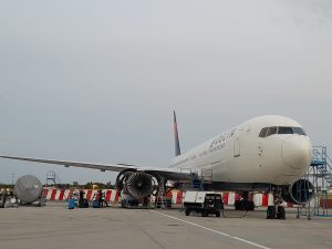 Výměna motoru Boeingu 767-300ER společnosti Delta Air Lines v Praze. Foto: Zdopravy.cz