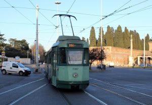 Tramvaj Stanga v ulicích Říma. Foto: Kurt Rasmussen / Wikimedia Commons