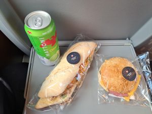Bánh mi bageta a pastrami sendvič. Foto: Aleš Petrovský