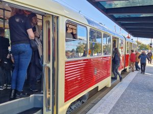 Na novou trať na Dědinu vyrazila netradičně i historická tramvaj K2 známá hlavně z Brna.