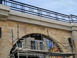 Zasklení prvního testovacího oblouku zrekonstruovaného Negrelliho viaduktu. Foto: Zdopravy.cz, Jan Nevyhoštěný
