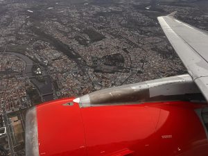 Výhled na Prahu ze zážitkového letu ČSA. Foto: Matěj Brunda