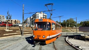 Měřící vůz 5521 přezdívaný Pomeranč na nové tramvajové trati na Dědinu. Foto: DPP