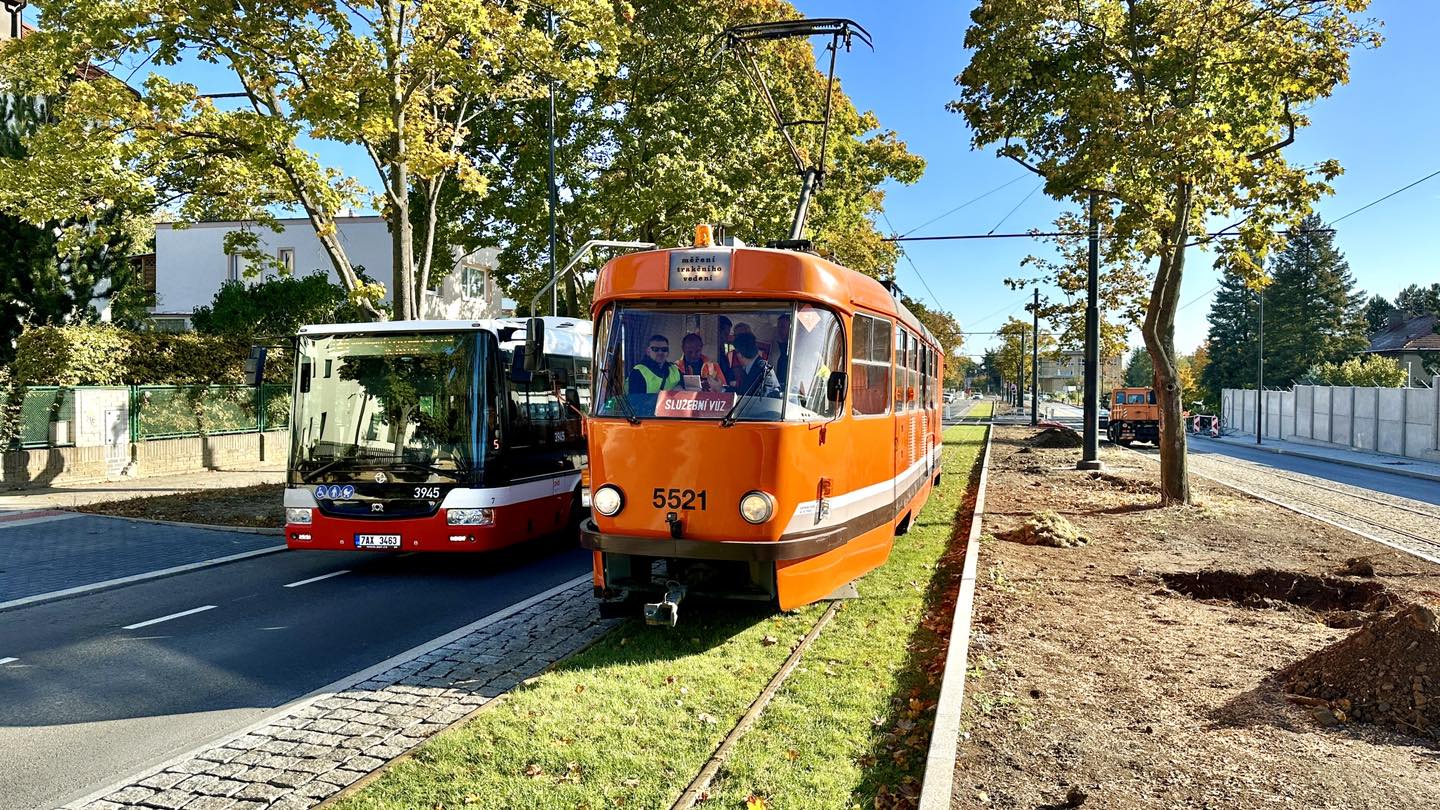 Měřící vůz 5521 přezdívaný Pomeranč na nové tramvajové trati na Dědinu. Foto: DPP