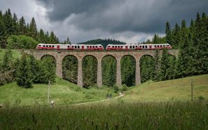 Chmarošský viadukt je jeden z nejznámějších železničních objektů na Slovensku. I toto léto přes něj jezdily letní vlaky ZSSK.
Zdroj: ZSSK