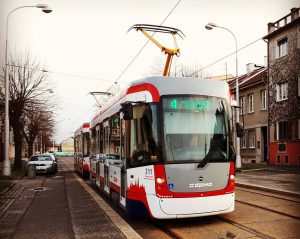 Tramvajová linka č. 4 v Olomouci na zastávce Autobusové nádraží podchod. Zdroj: FB DPMO