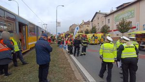 V Plzni na Karlovarské třídě se střetly dvě tramvaje.
Zdroj: HZS Plzeňského krajetramvaje.