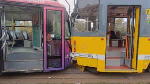 V Plzni na Karlovarské třídě se střetly dvě tramvaje. Zdroj: HZS Plzeňského kraje