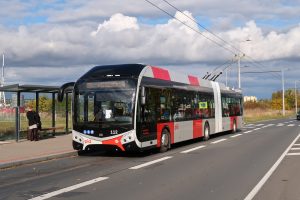 Kloubový bateriový trolejbus SOR TNS 18 pro Prahu poprvé v provozu s cestujícími. Foto: DPP