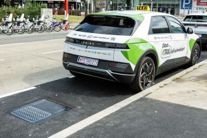 Elektrické vozy vídeňské taxislužby se nově dobíjejí ze speciální desky. Autor: Město Vídeň/Nicole Viktorik