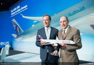 Akbar Al Baker (vpravo) při předání prvního Airbusu A350-1000. Foto: F. Lancelot / Master Films / Airbus.com