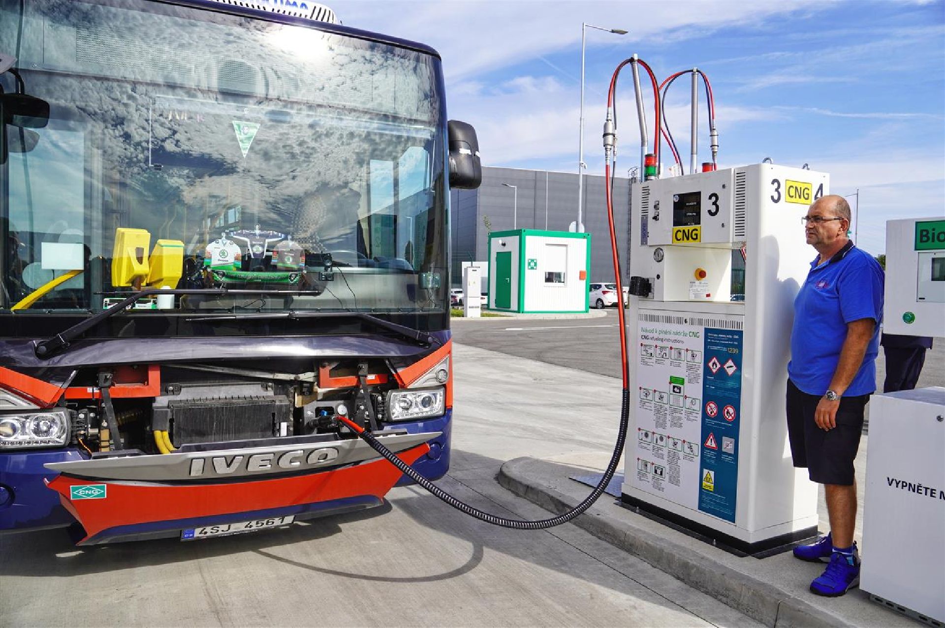 Plnění autobusu bioplynem. Foto: mb-net.cz