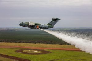 Embraer C-390 Millennium s výbavou na vzdušné hašení požárů.
Zdroj: Embraer