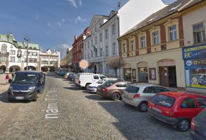 Parkování na náměstí TGM ve Dvoře Králové nad Labem. Foto: Google Street View