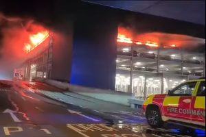 Požár parkovacího domu na letišti Londýn Luton. Zdroj: Bedfordshire Fire and Rescue Service