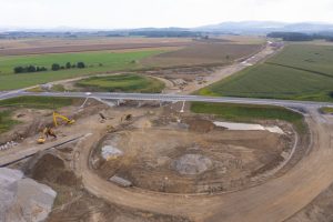 Stavba mimoúrovňové křižovatky na úseku D3 Hodějovice - Třebonín. Pramen: ŘSD