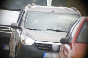 Řidič, který neodolal pokušení natočit si nehodu jiných vozidel. Foto: Policie ČR