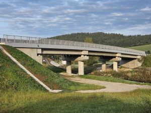 Nový most na silnici  III/05746 přes železniční trať Bylnice - Horní Lideč.  Foto:  S. Brázdil / ŘSZK