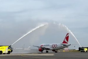 ČSA oslavily stoleté jubileum, let z Paříže přivítali hasiči vodní slavobránou. Zdroj: Letiště Praha