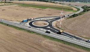 Výstavba okružní křižovatky u Sebranic na silnici I/43. Foto: ŘSD