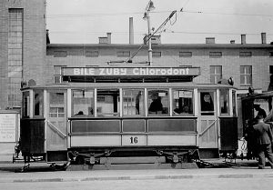 Historická tramvaj č. 16 před olomouckým hlavním nádražím. Zdroj: DPMO