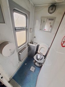 Toaleta v motorové jednotce Lotyšských železnic