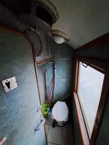 Toaleta v úzkokolejném voze. Foto: Aleš Petrovský