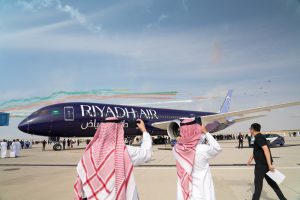 Boeing 787 Dreamliner v barvách letecké společnosti Riyadh Air na Dubai Airshow. Zdroj: Riyadh Air