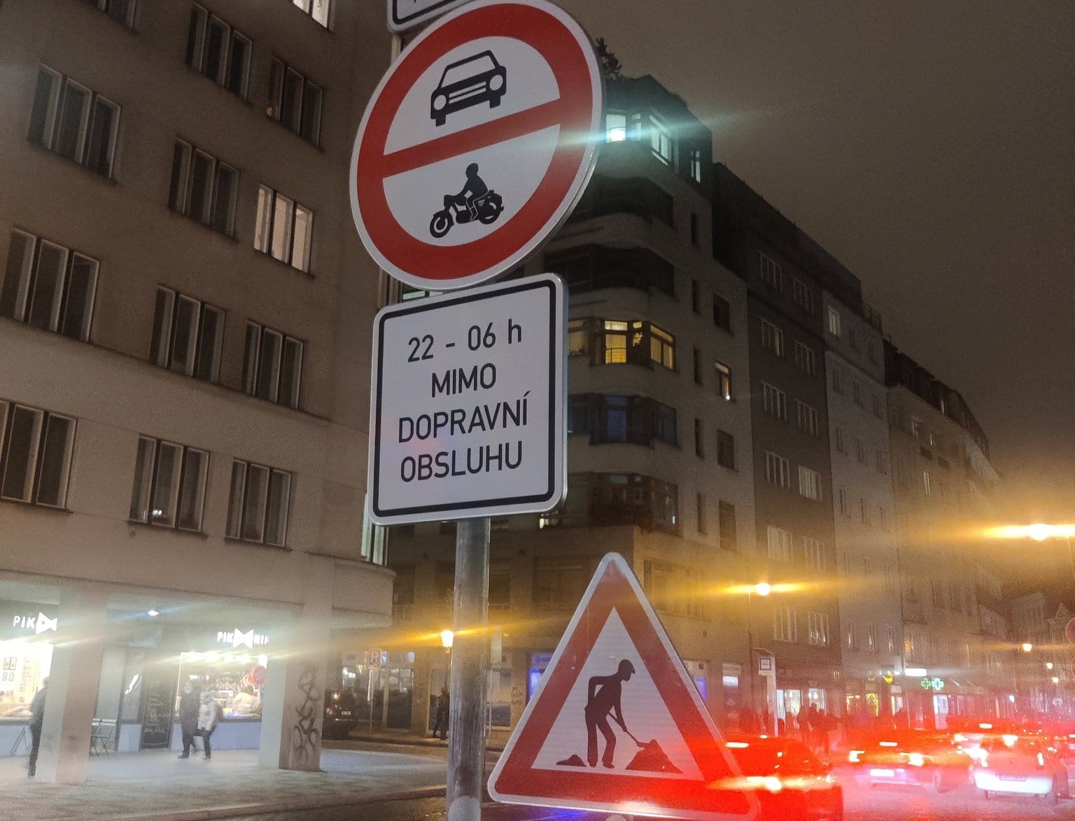 Značky zakazujících vjezd do velké části pražského Starého Města. Foto: Rezidenti1