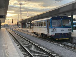 Motorový vůz 810 ve stanici Pardubice hl. n. Foto: Jan Sůra / Zdopravy.cz