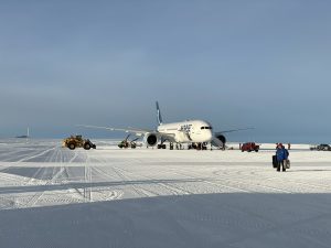 Na Antarktidě přistál Dreamliner.
Zdroj: x.com - 
Hot Water on Ice
