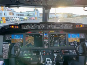 Z cockpitu Boeingu 737-8200 letecké společnosti Ryanair po přistání v Popradu.
Foto: Zdopravy.cz / Vojtěch Očadlý