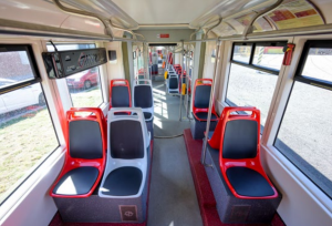 Modernizované uspořádání sedadel v tramvajích 14T Škoda. Foto: DPP