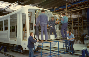 Příprava na lepení skla prvního čelního vozu M1 – ČKD DS Zličín – 1997. Zdroj: archiv DPP