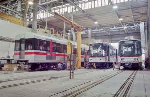 Vložený vůz M1 č. 4203 v sousedství článků tramvají RT8D5M pro Manilu – 28. 2. 1998. Zdroj: archiv DPP