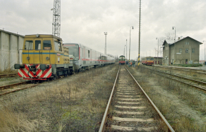 Souprava M1 a lokotraktory DP-Metro T9 a T10 v žst. Praha-Zličín – 28. 2. 1998. Zdroj: archiv DPP