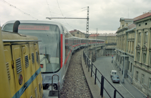 První souprava M1 projíždí přes Negrelliho viadukt – 28. 2. 1998. Zdroj: archiv DPP