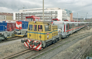 Příjezd do areálu ČKD Lokomotivka, v pozadí lokomotivy řady 714 – 28. 2. 1998. Zdroj: archiv DPP